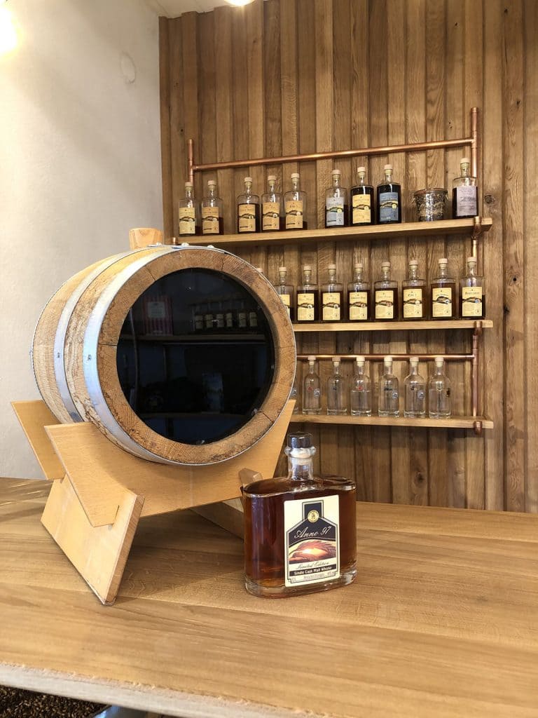 Fass Whiskys Tisch
