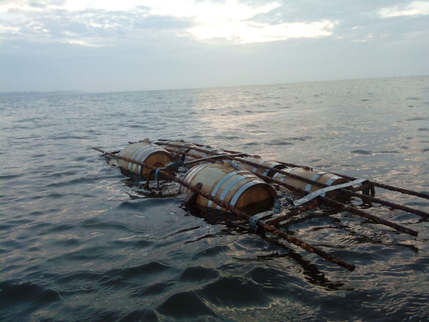 Schwimmende Fässer Sylter Tide